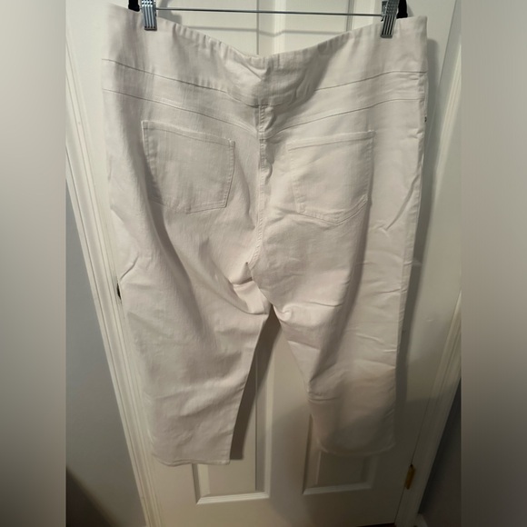 Plus size white jeans - Picture 3 of 4